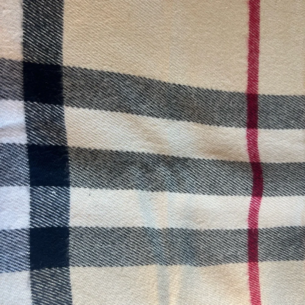 Burberry Soft Scarf in Excellent Condition - Picture 6 of 8